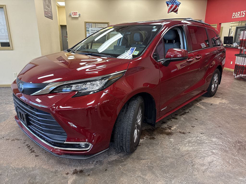 2021 Toyota Sienna XLE 8 Passenger