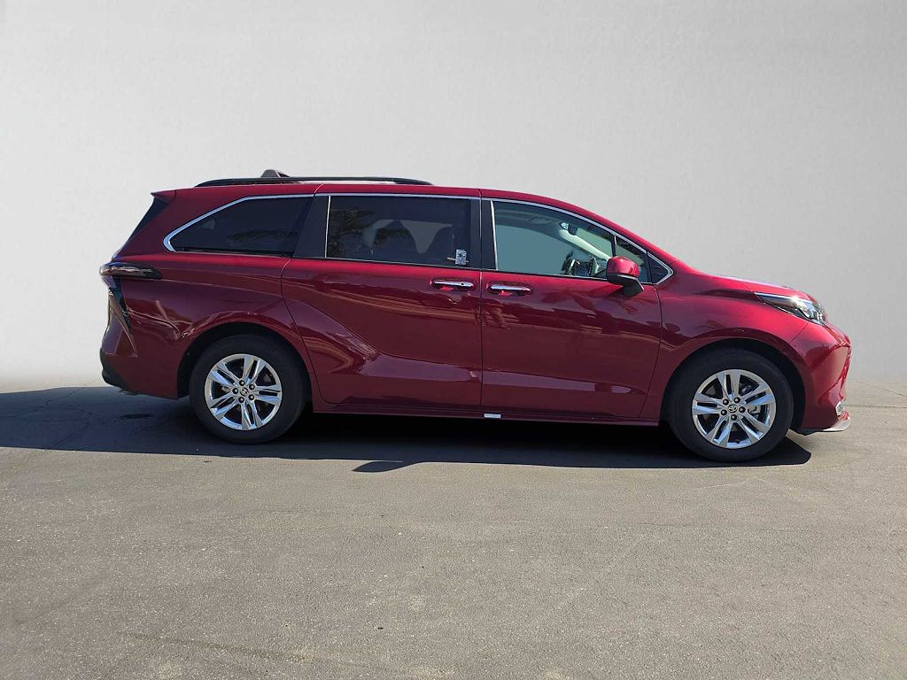 2024 Toyota Sienna XLE