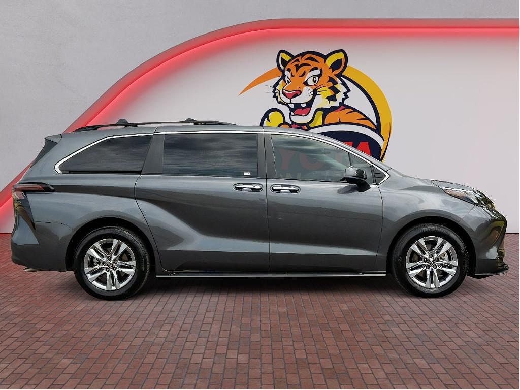 2025 Toyota Sienna XLE 7-Passenger