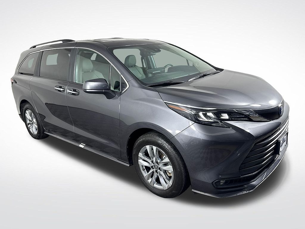 2025 Toyota Sienna XLE 7-Passenger