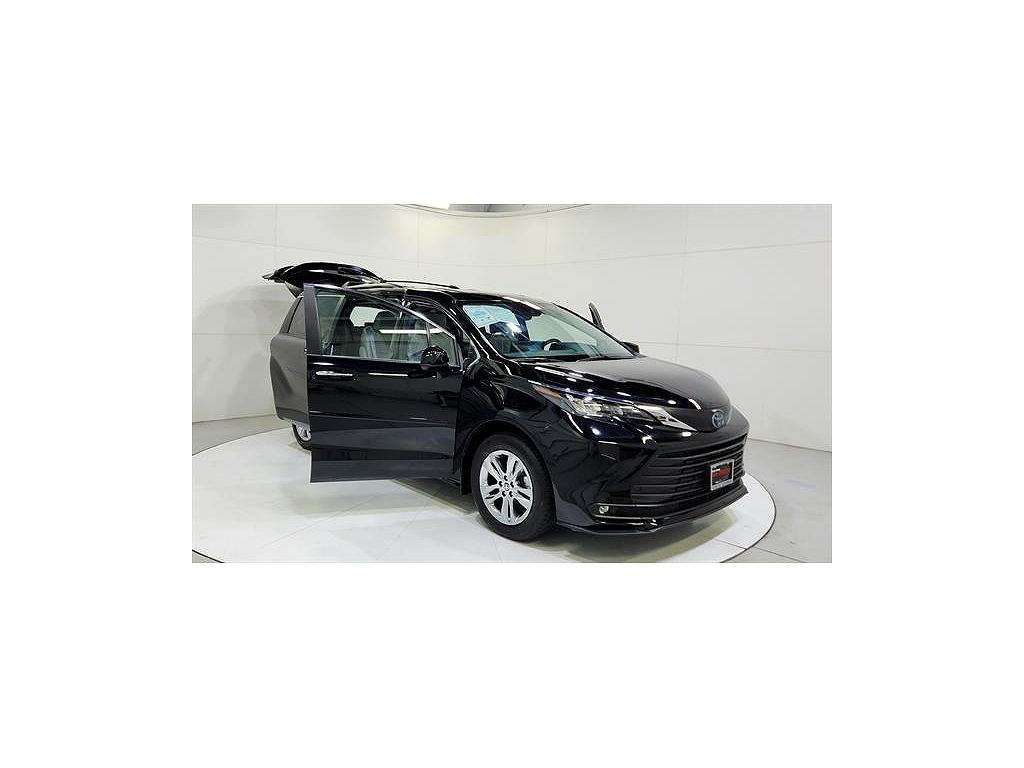2025 Toyota Sienna XLE