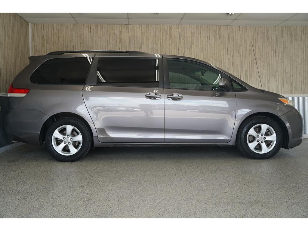 2011 Toyota Sienna LE 7-Passenger Mobility Auto Access