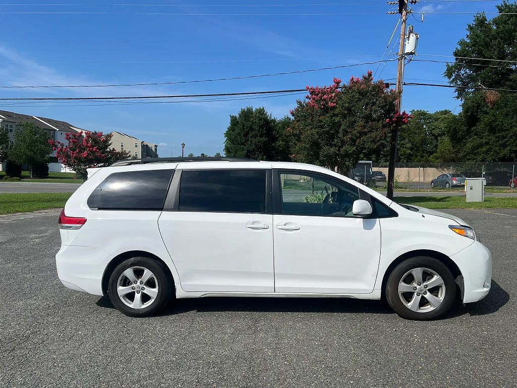 2011 Toyota Sienna LE 7-Passenger Mobility Auto Access