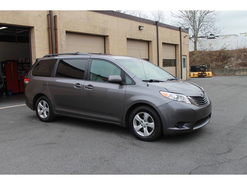 2011 Toyota Sienna LE 7-Passenger Mobility Auto Access