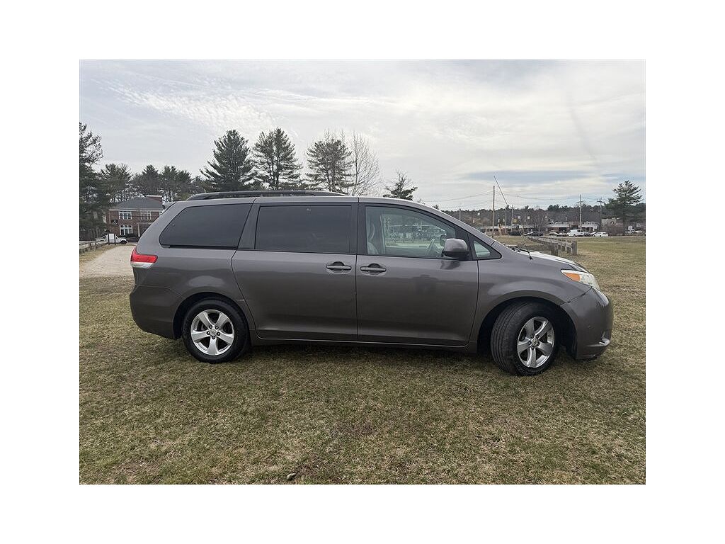 2011 Toyota Sienna LE 7-Passenger Mobility Auto Access