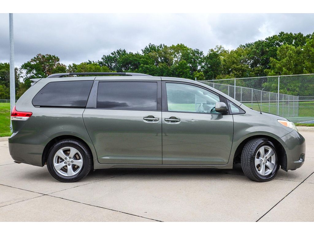 2012 Toyota Sienna LE 7-Passenger Mobility Auto Access