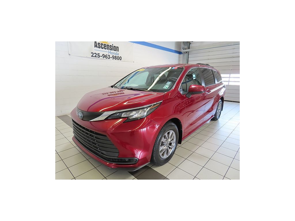 2023 Toyota Sienna LE 8-Passenger