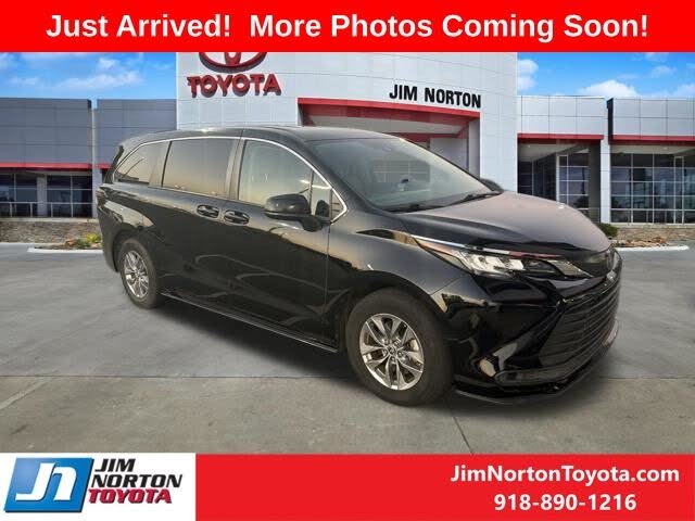 2022 Toyota Sienna LE 8-Passenger