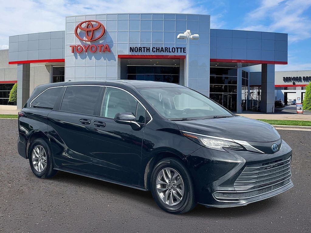 2022 Toyota Sienna LE 8-Passenger