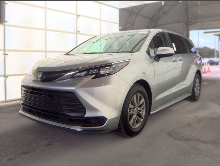 2024 Toyota Sienna LE 8-Passenger