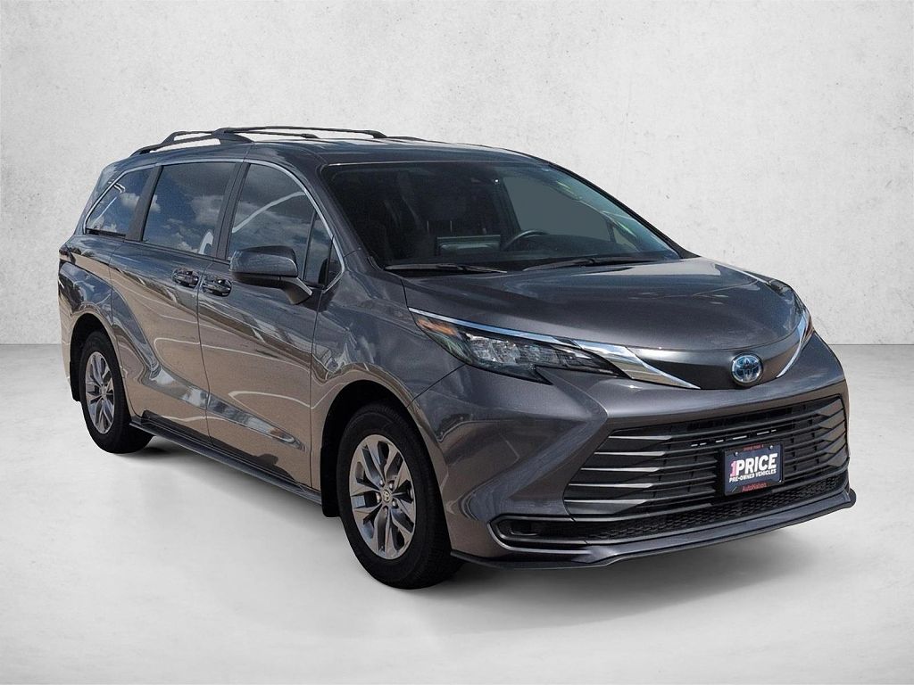 2025 Toyota Sienna LE