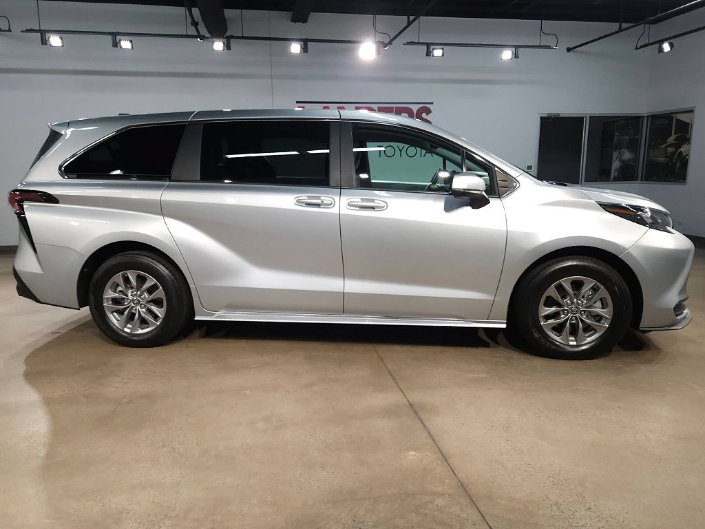 2025 Toyota Sienna LE 8-Passenger
