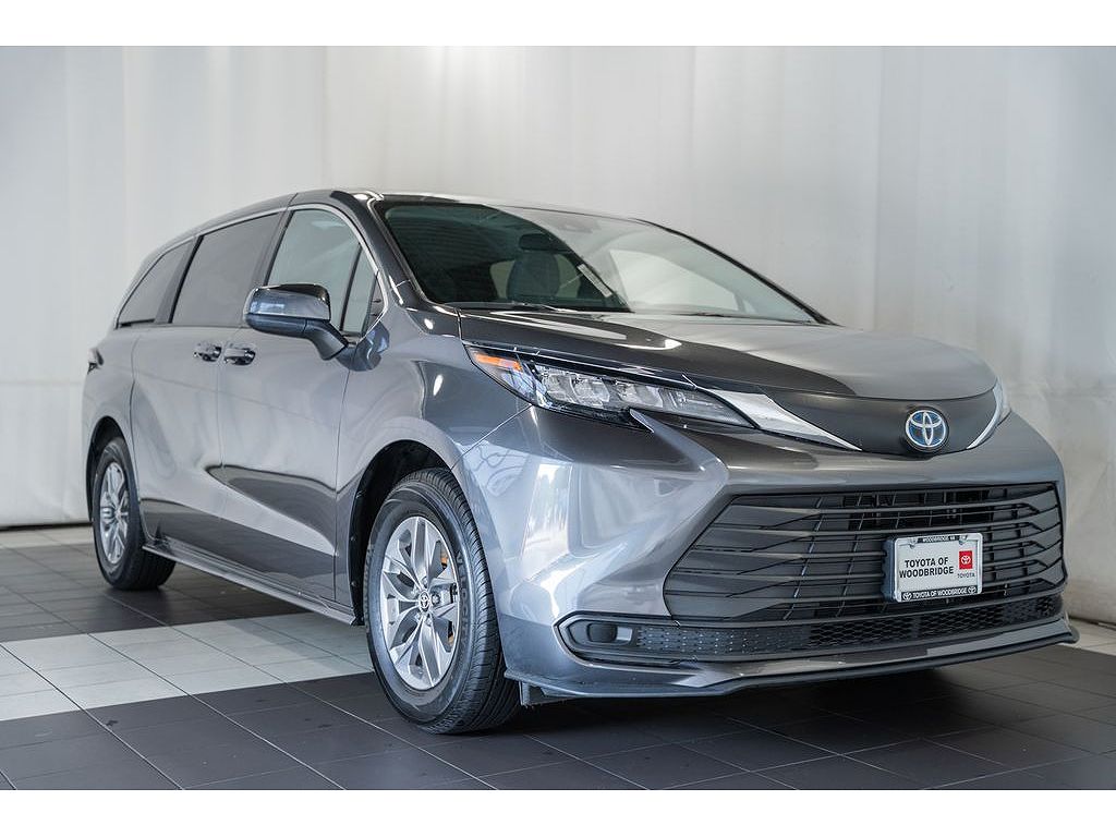 2025 Toyota Sienna LE