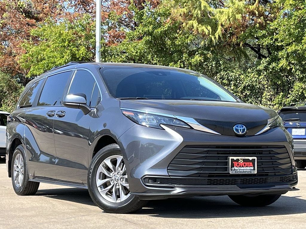 2025 Toyota Sienna LE 8 Passenger
