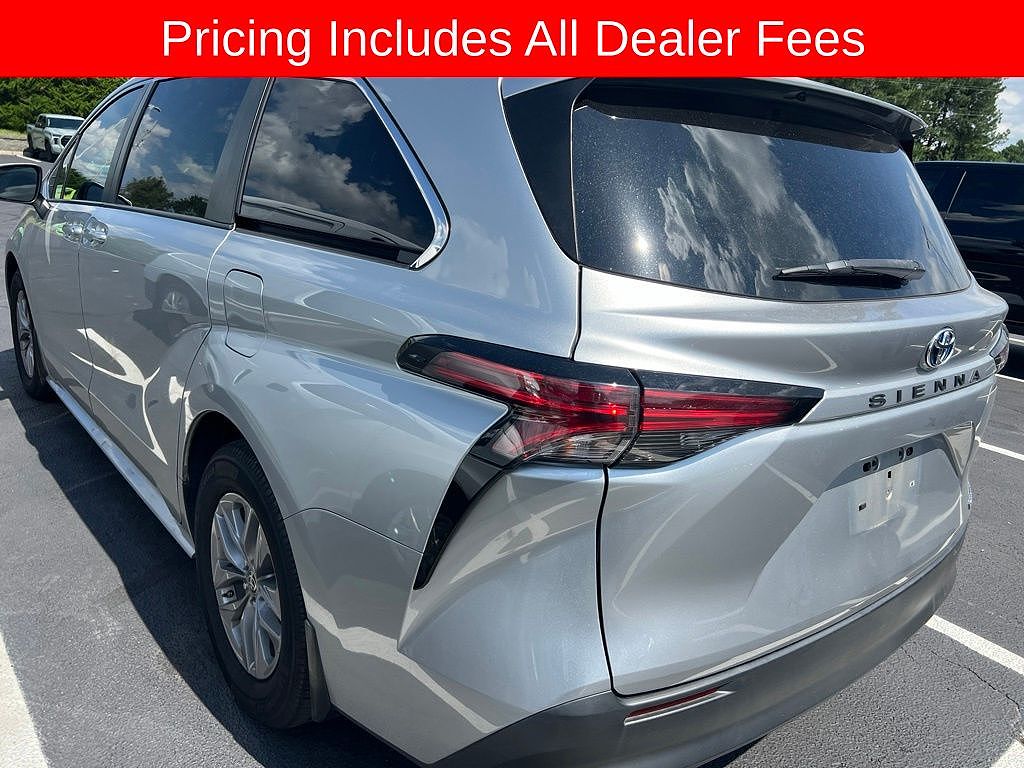 2022 Toyota Sienna LE