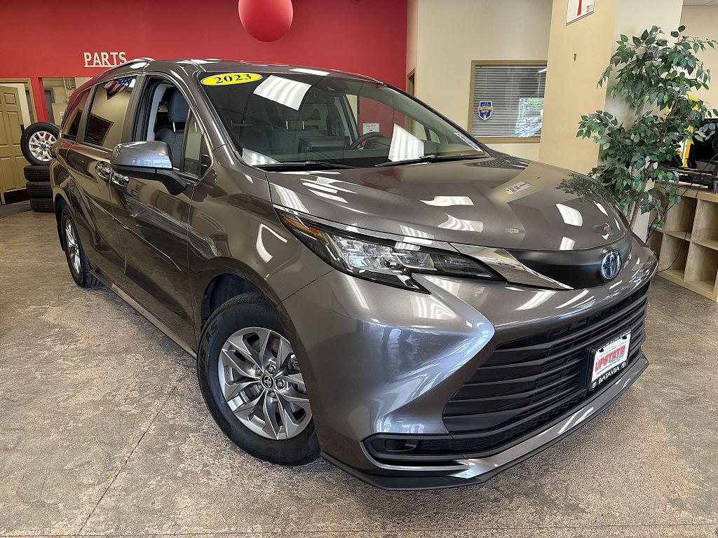 2023 Toyota Sienna LE 8 Passenger