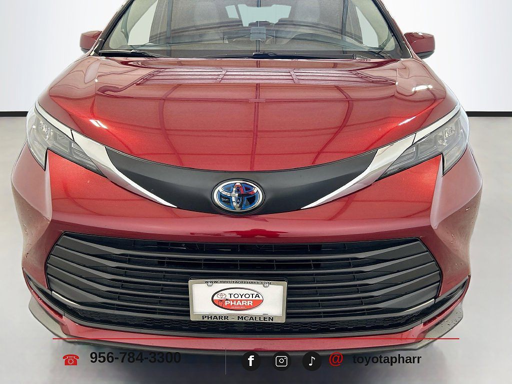 2025 Toyota Sienna LE 8 Passenger
