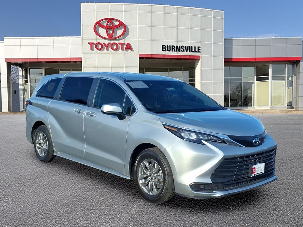 2024 Toyota Sienna LE 8-Passenger