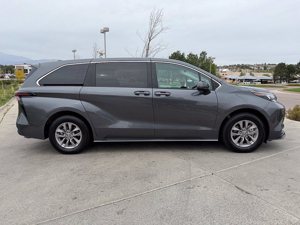 2025 Toyota Sienna LE 8 Passenger