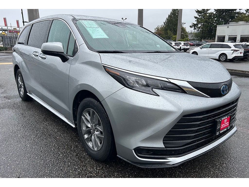 2024 Toyota Sienna LE
