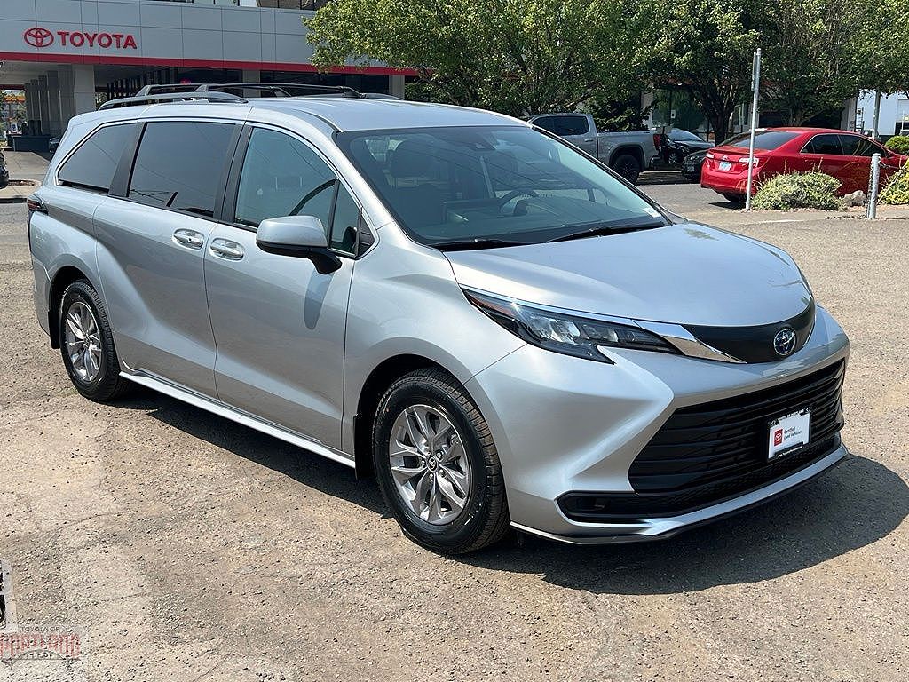 2025 Toyota Sienna LE