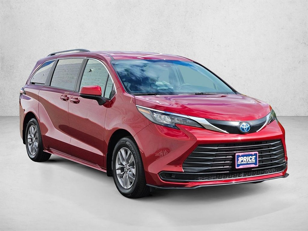 2025 Toyota Sienna LE 8 Passenger