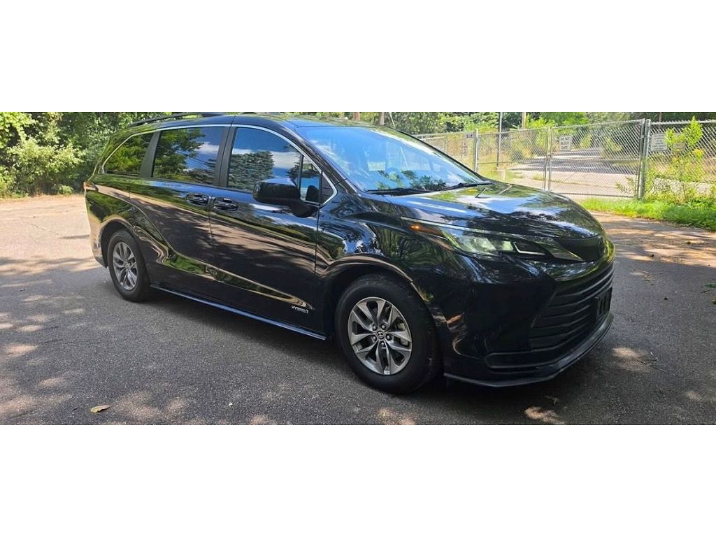 2021 Toyota Sienna LE 8 Passenger