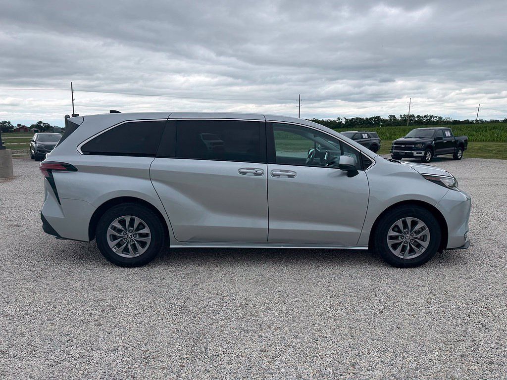 2022 Toyota Sienna LE 8-Passenger