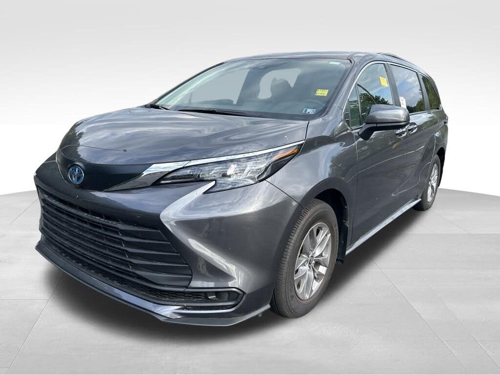 2025 Toyota Sienna LE 8-Passenger