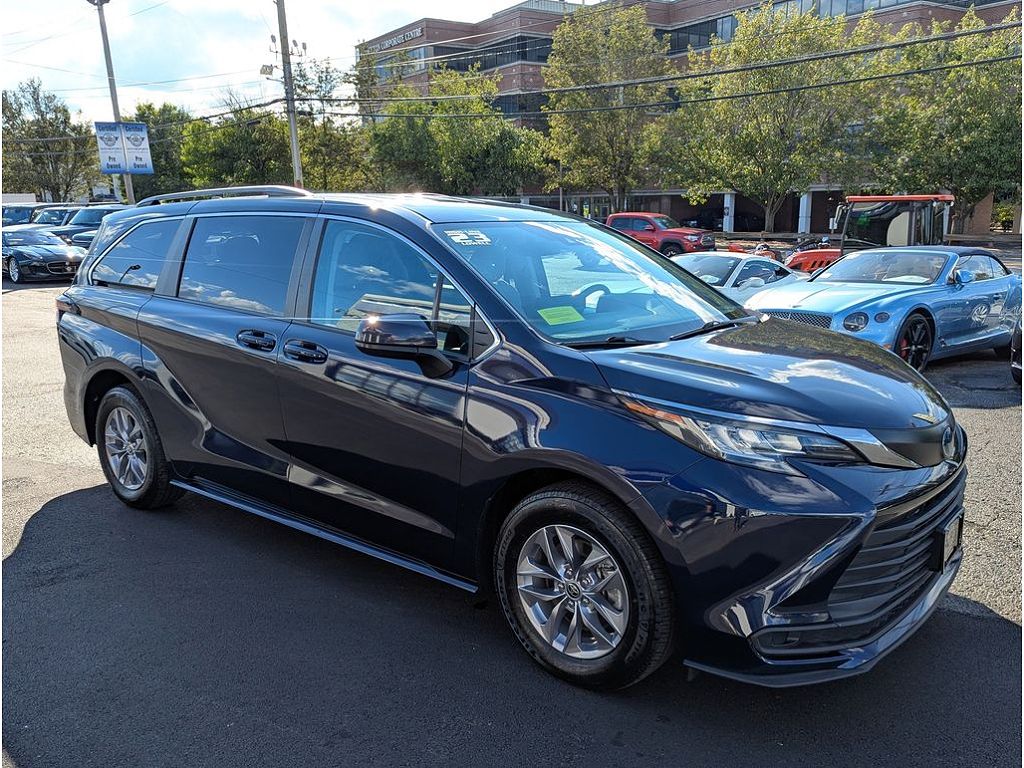 2023 Toyota Sienna LE