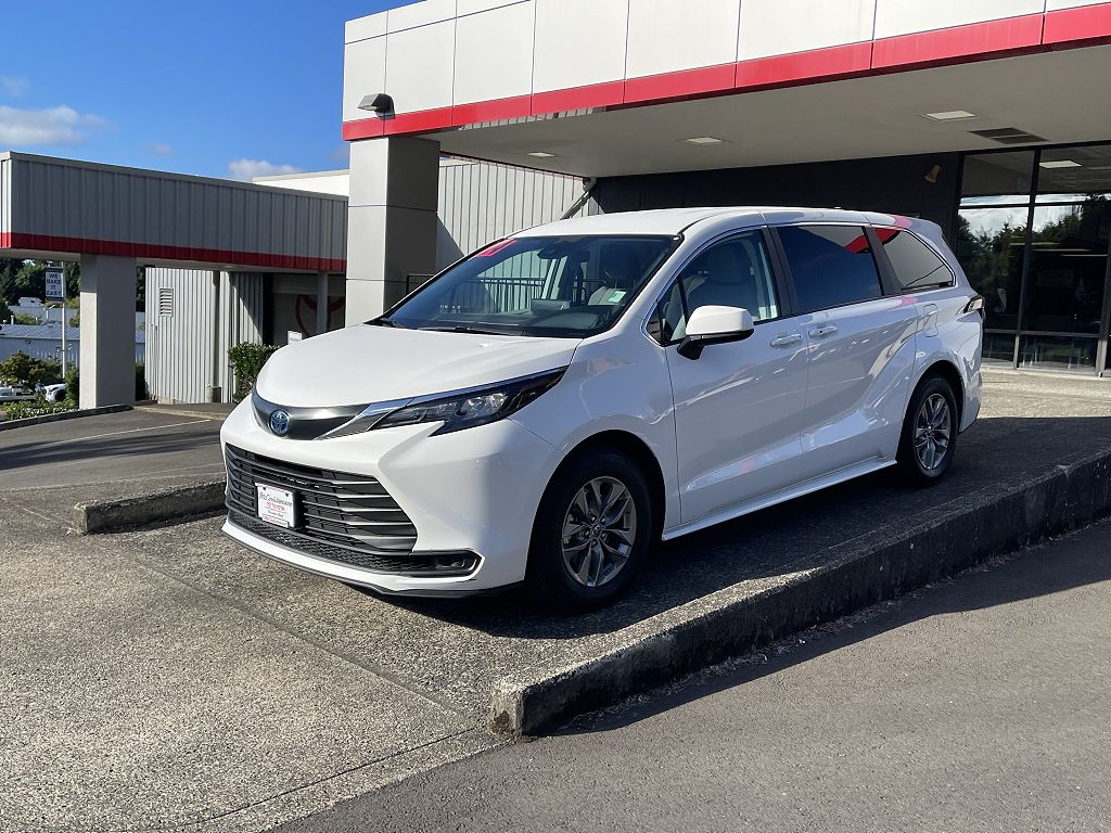 2024 Toyota Sienna LE 8-Passenger