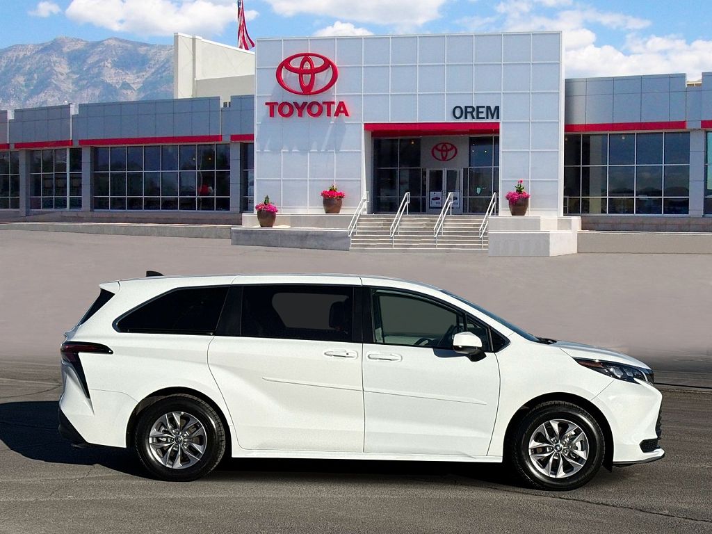 2024 Toyota Sienna LE 8-Passenger