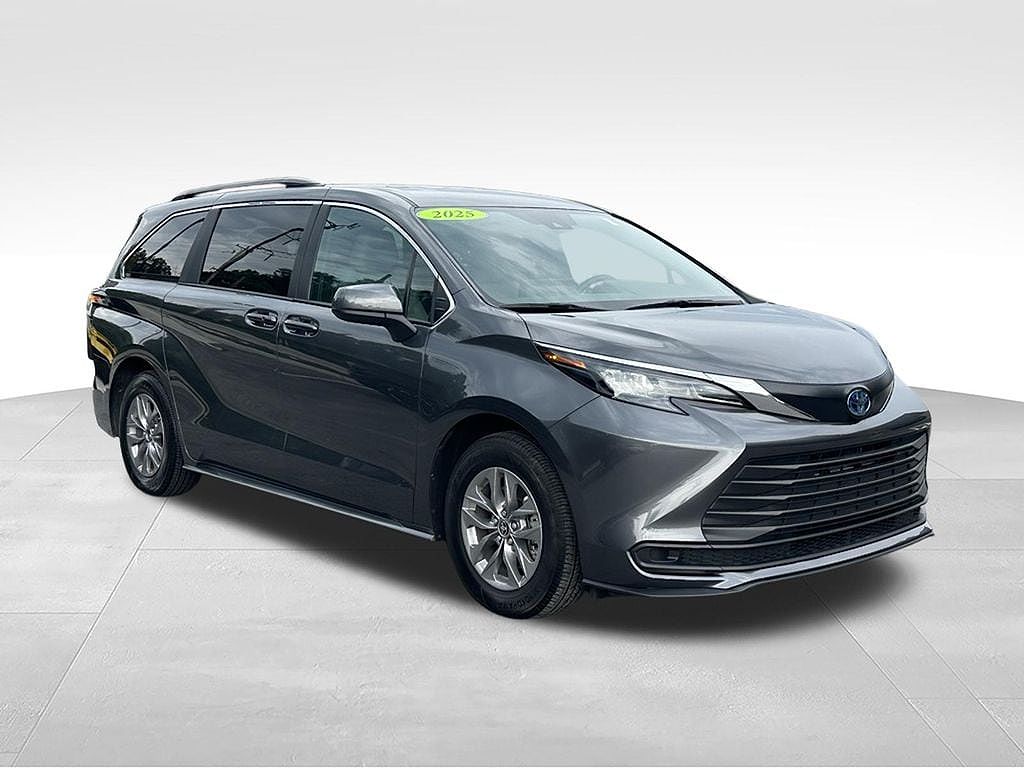 2025 Toyota Sienna LE 8 Passenger