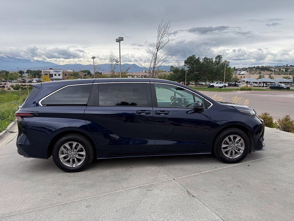 2025 Toyota Sienna LE 8 Passenger