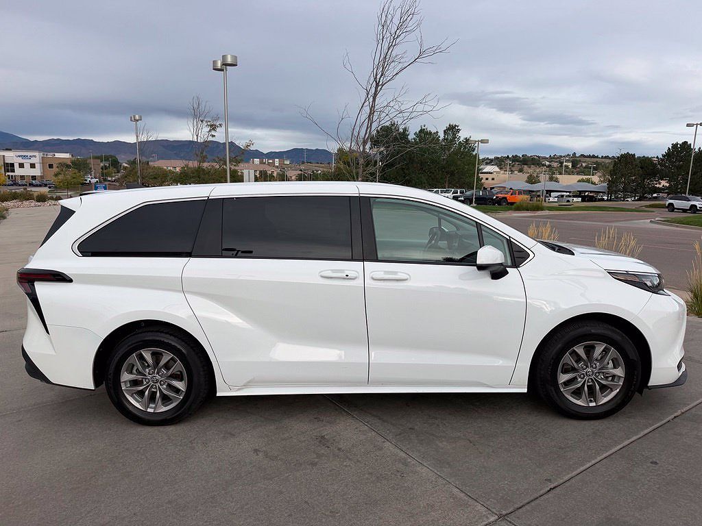 2025 Toyota Sienna LE 8 Passenger