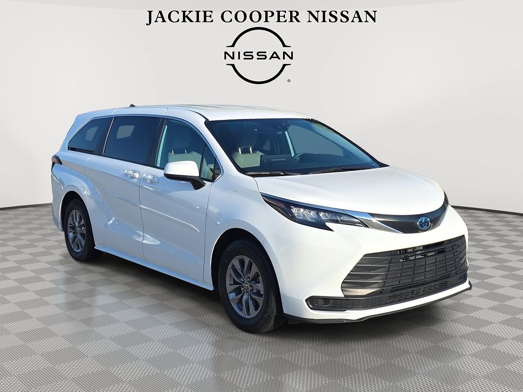 2025 Toyota Sienna LE 8-Passenger