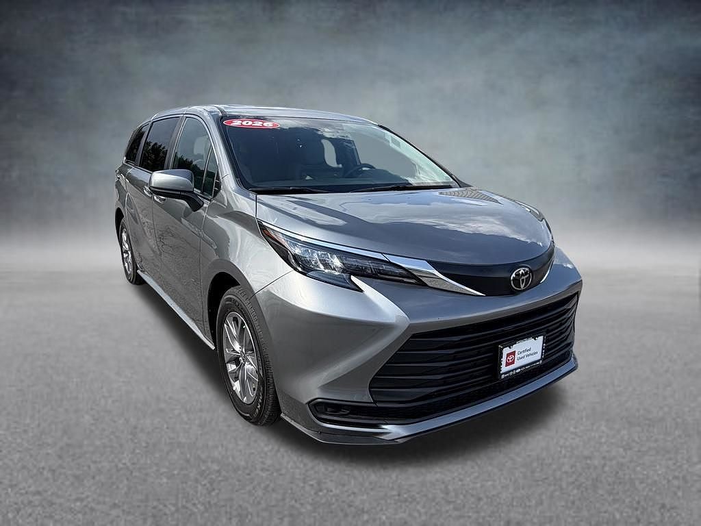 2026 Toyota Sienna LE 8-Passenger