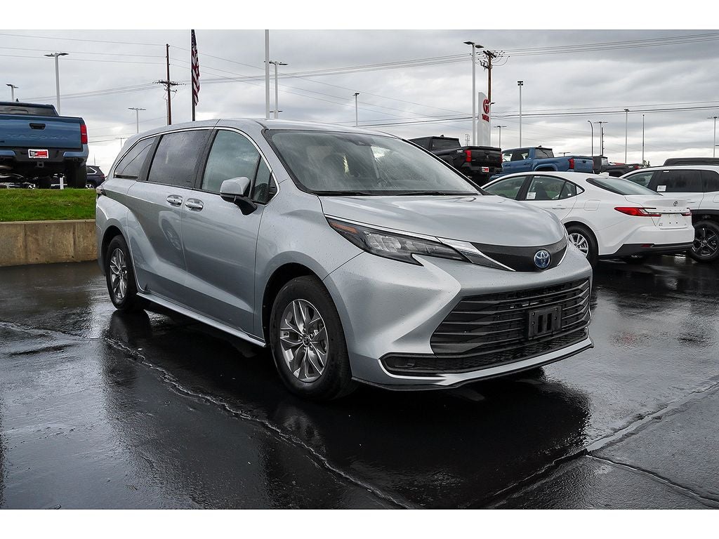 2025 Toyota Sienna LE 8-Passenger