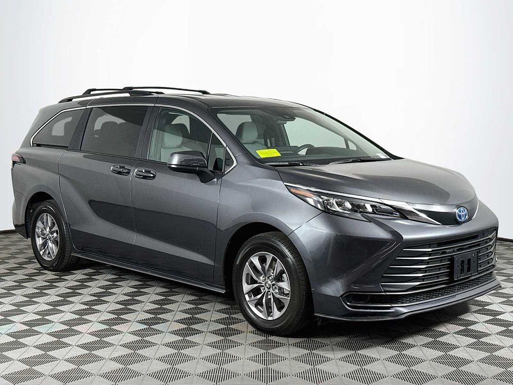 2025 Toyota Sienna LE 8-Passenger
