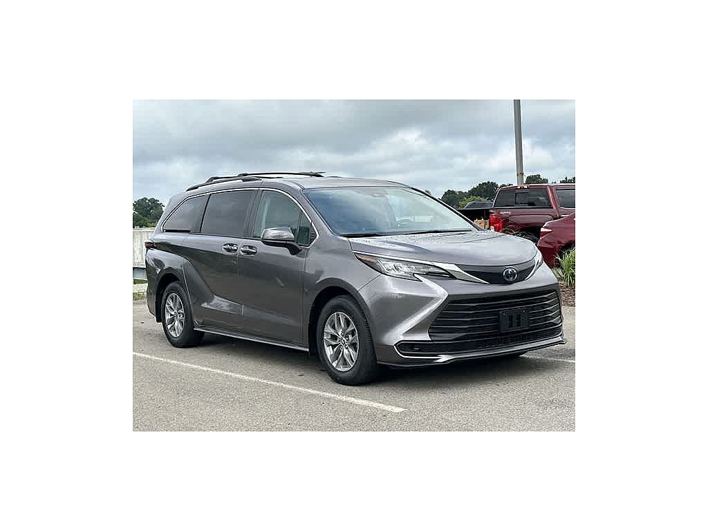 2022 Toyota Sienna LE 8-Passenger