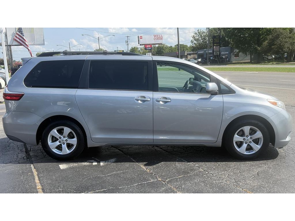 2017 Toyota Sienna LE 7-Passenger Mobility Auto Access