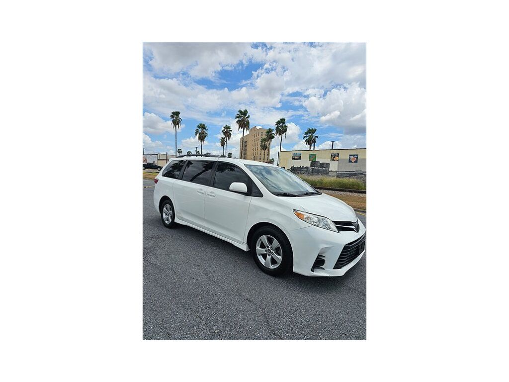 2018 Toyota Sienna LE 8-Passenger