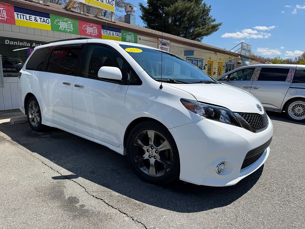 2014 Toyota Sienna SE 8-Passenger