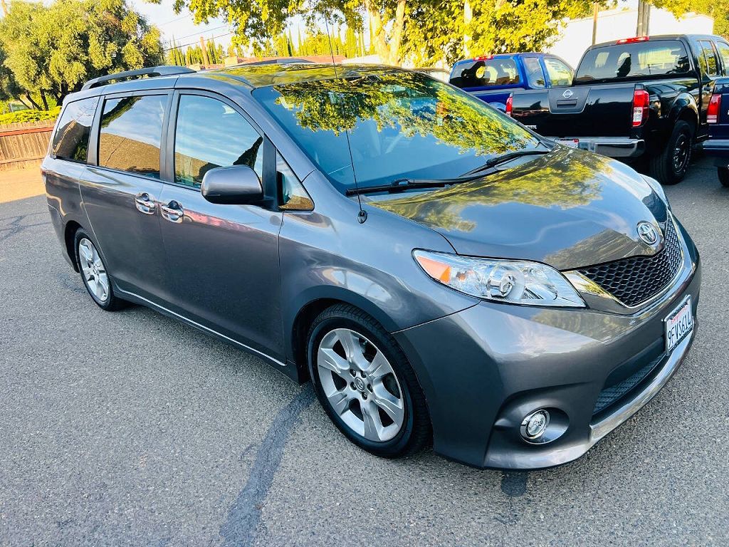 2014 Toyota Sienna SE 8-Passenger