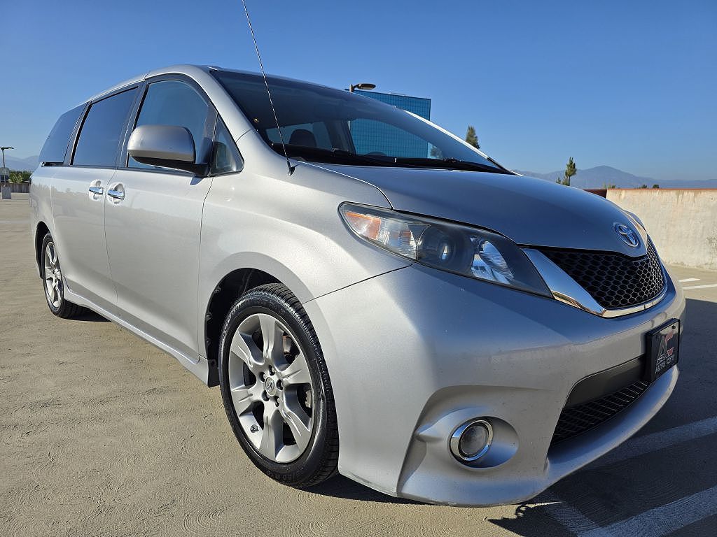 2014 Toyota Sienna SE 8-Passenger