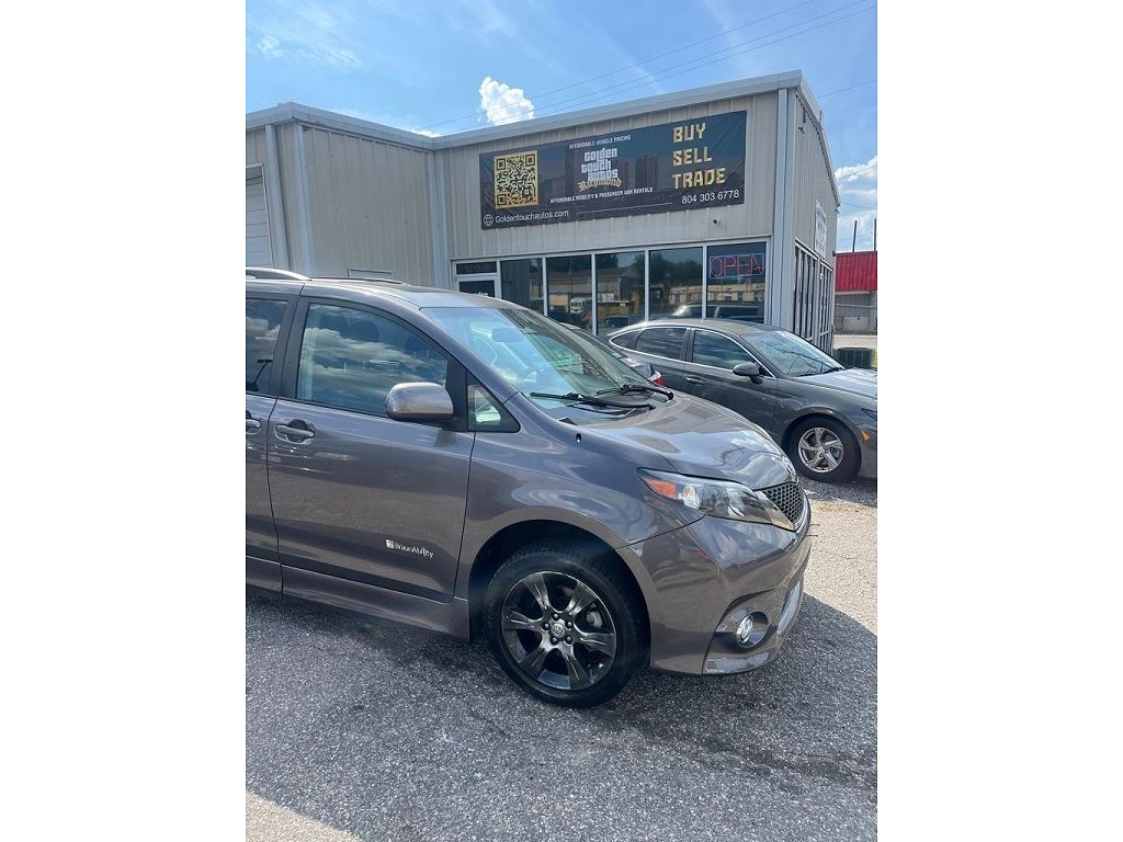 2012 Toyota Sienna SE 8-Passenger