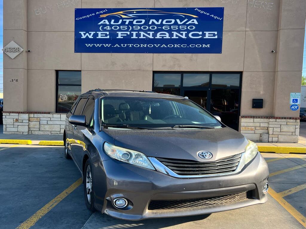 2013 Toyota Sienna SE 8-Passenger