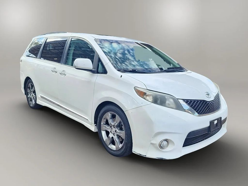 2014 Toyota Sienna SE 8-Passenger