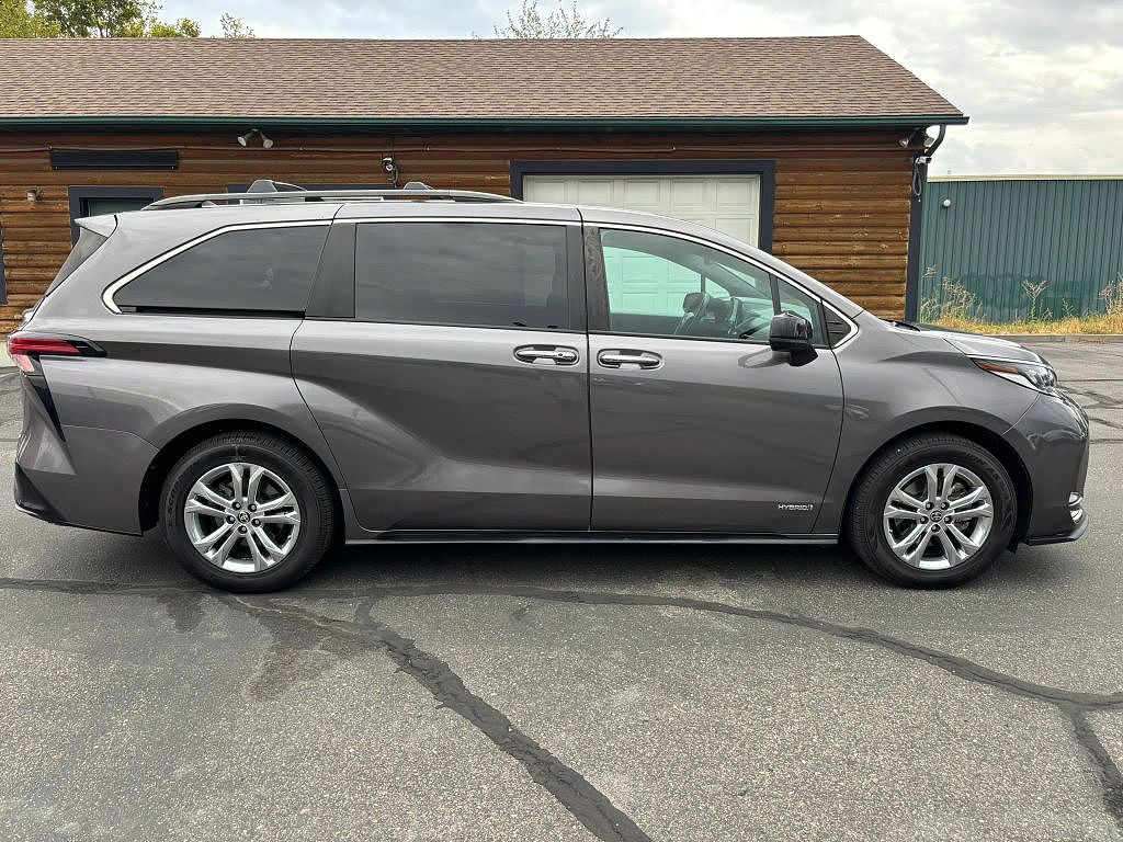 2021 Toyota Sienna XSE 7-Passenger