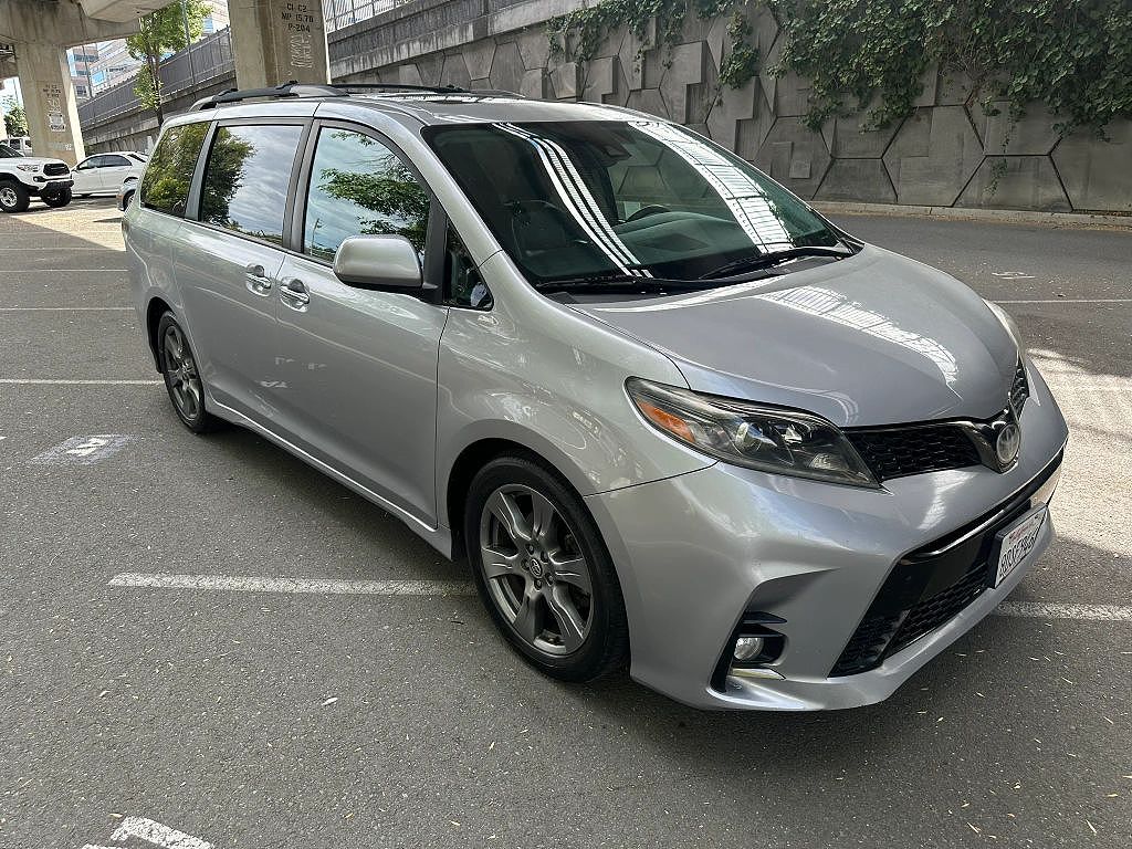 2018 Toyota Sienna SE Premium 8-Passenger